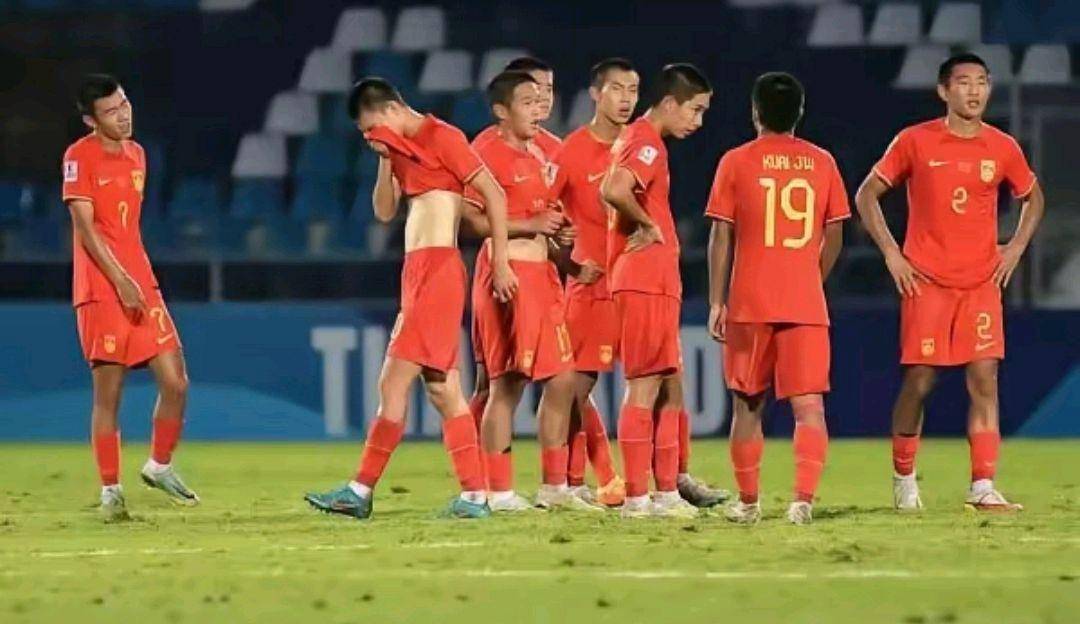 包含国足备受瞩目，球员聚焦训练策略以备战比赛的词条